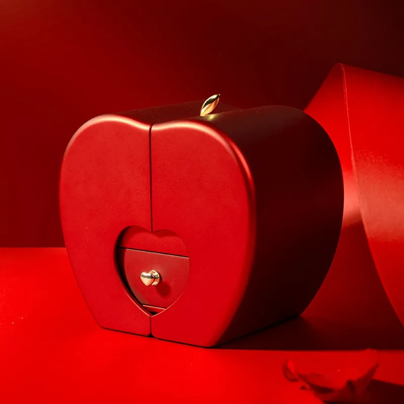 Le llega una manzana roja cerrada…