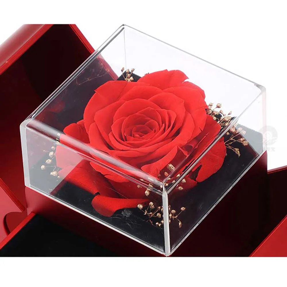 …la abre y encuentra la rosa…